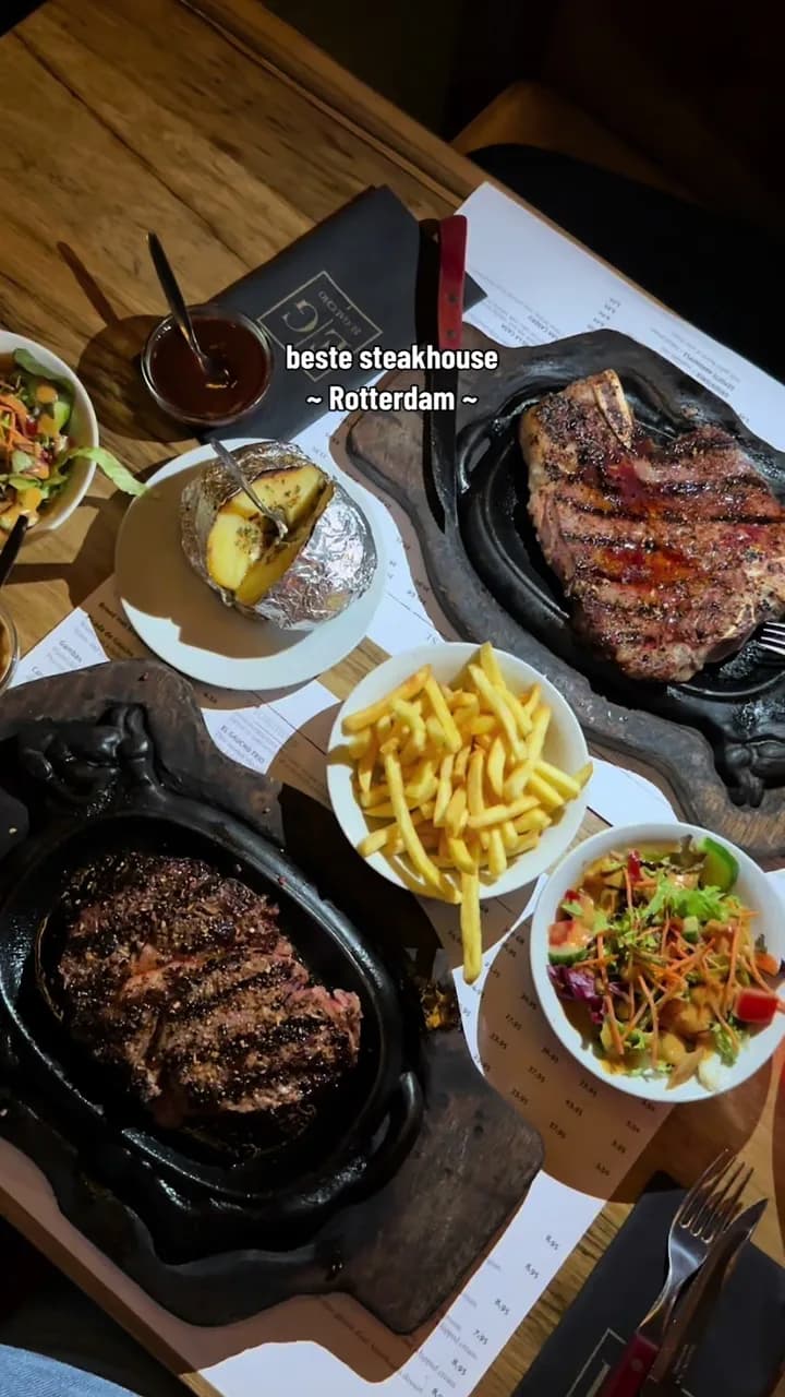 Als je mij vraagt waar je lekker steak kan eten? Dan zeg ik 100% El Gaucho! Echt de lekkerste steaks van Rotterdam. 🥩 Een Argentijnse steakhouse met hoge kwaliteit van het eten. De steaks zijn zo mals, juicy en perfect bereid. Als ik vraag om medium rare steak, dan krijg ik dat ook op tafel. Het komt op een warme plaat aan tafel, waardoor de steak heerlijk warm blijft! 💶 Daarnaast is het ook echt betaalbaar voor wat je krijgt. T-bone (500 gram) was €31,95 en de ribeye (300 gram) was €29,95. Beide gerechten kwamen met een salade en friet/aardappel. Je moet hier echtttt reserveren, want bijna altijd als ik op dezelfde dag nog wil reserveren (en soms nog een dag van te voren) dan zitten ze al vol… 📍 El Gaucho - Van Vollenhovenstraat 58 Rotterdam #fooddiarly #elgaucho #elgauchorotterdam #steakhouserotterdam #steakrestaurantrotterdam #steakrotterdam #rotterdamfood #rotterdamfoodspots #rotterdamfoodguide #rotterdamfoodspot #rotterdamfoodtip #rotterdamhotspots #rotterdamdinner #rotterdamdiner #foodtiktok #foodtipsrotterdam  